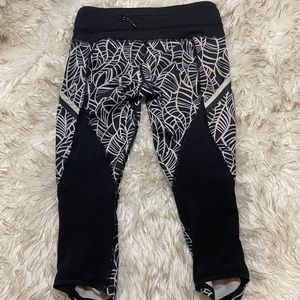 Lululemon capri black & white pattern leggings Sz 2